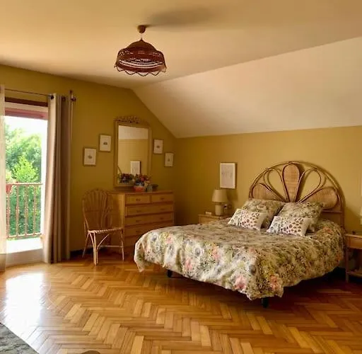 Casa En Amplia, Cerca De La Playa. Hébergement de vacances Nigrán